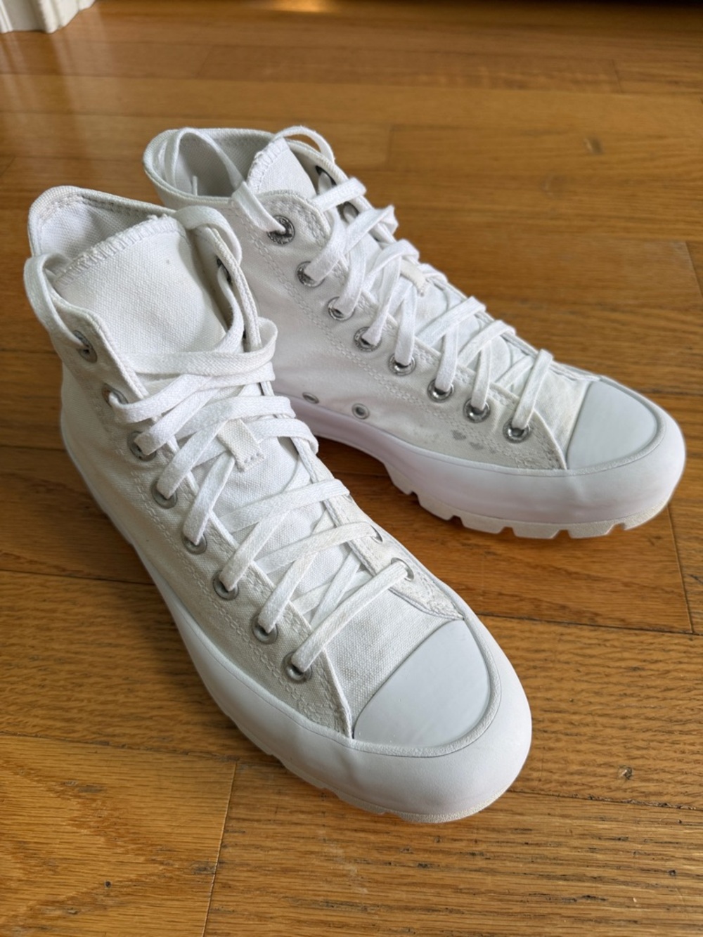 Converse Women's Chuck Taylor All-Star White Lugged 2.0 Boot Size US 8.5 W